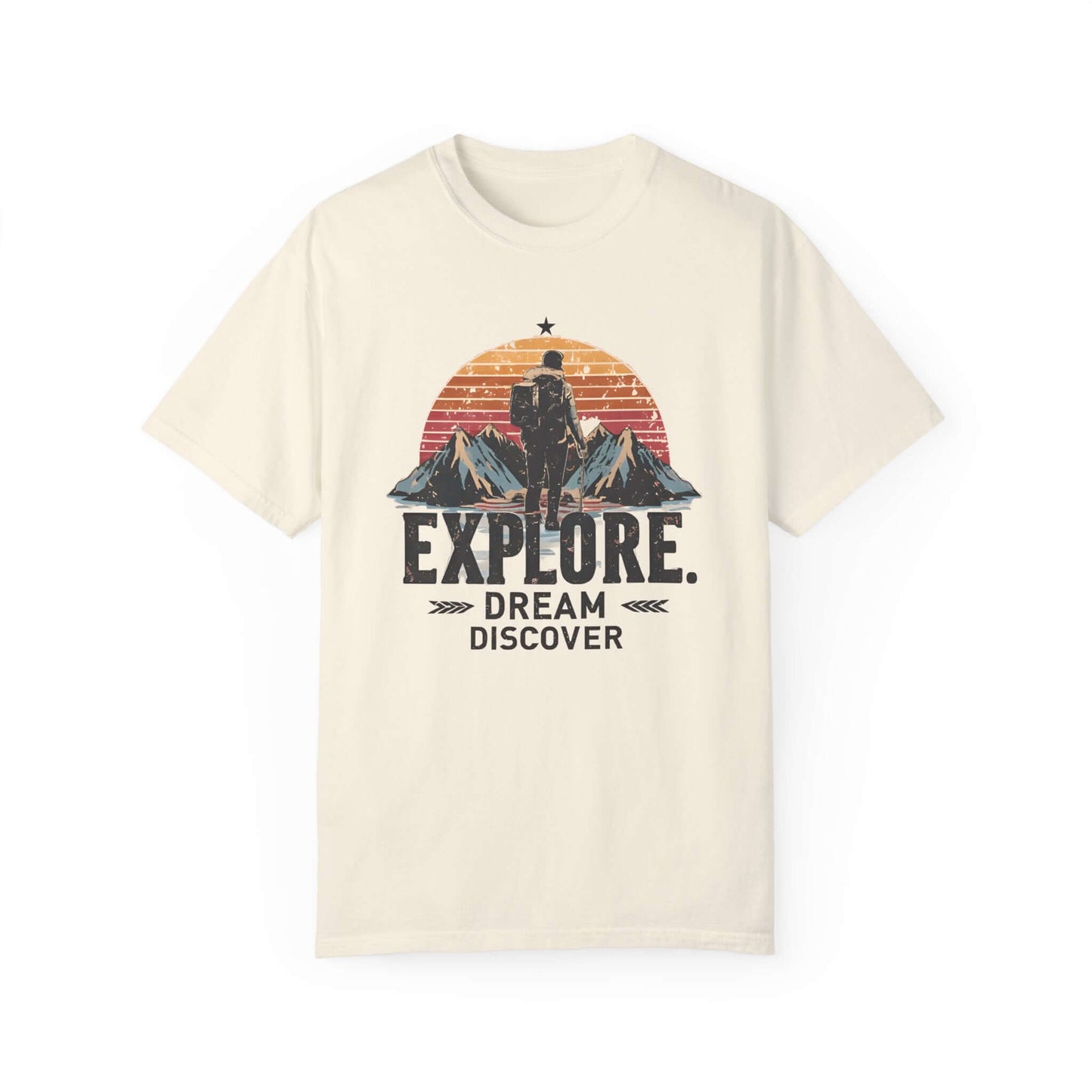 Nature-inspired women’s t-shirt in ringspun cotton with a hiker and mountains design in cream color.