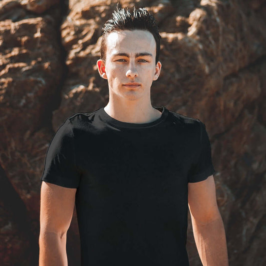 Minimalist men's t-shirt made from high-quality cotton, ideal for fitness enthusiasts and everyday wear.